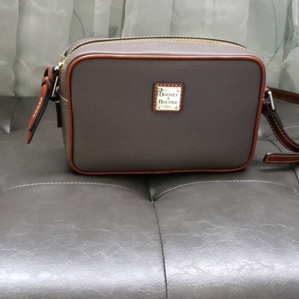 Dooney & bourke camera crossbody bag